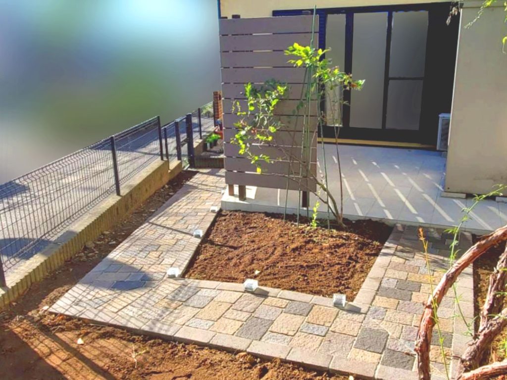 【施工後】インターロッキング小道